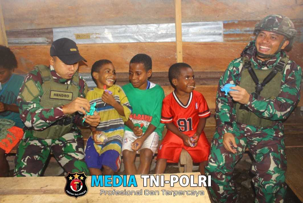 Satgas Yonif 503 Kostrad Laksanakan Kegiatan Teritorial Berupa Komsos Bersama Anak- Anak Warga Kampung Bombam