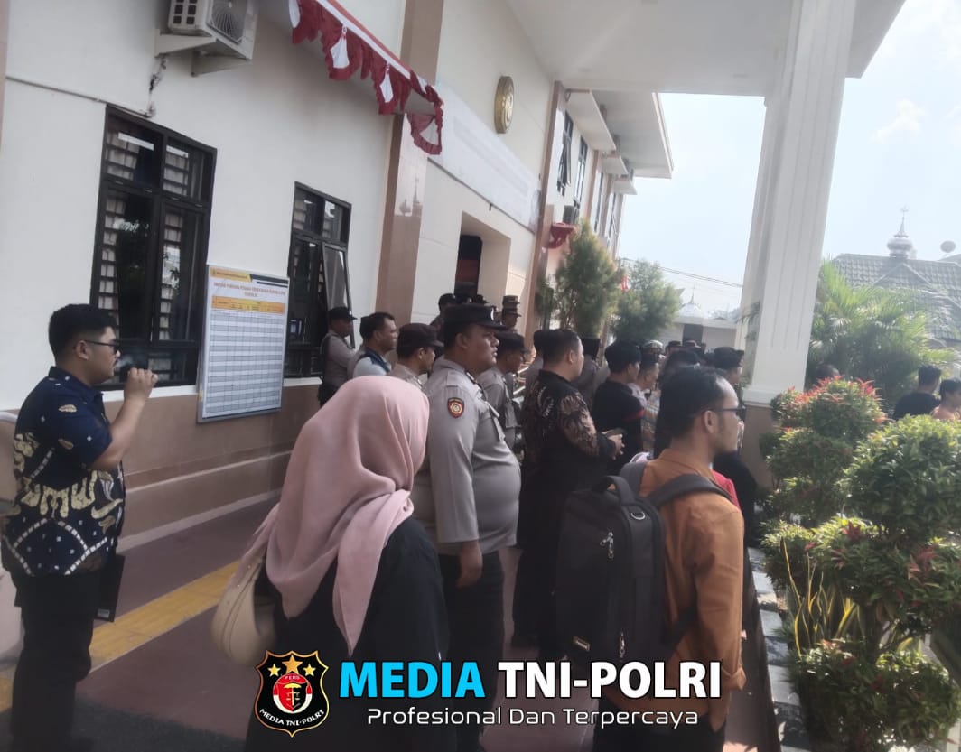Polisi Lakukan Pengamanan Ketat Selama Berlangsung Aksi Unjuk Rasa Dilakukan Aliansi Gerakan Masyarakat Tutup TPL di Pengadilan Negeri Simalungun