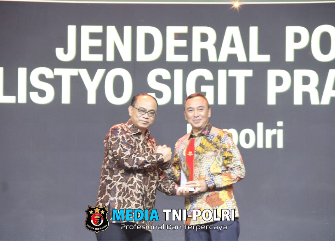 Kapolri Raih Penghargaan Extraordinary Dedication of Patriotism