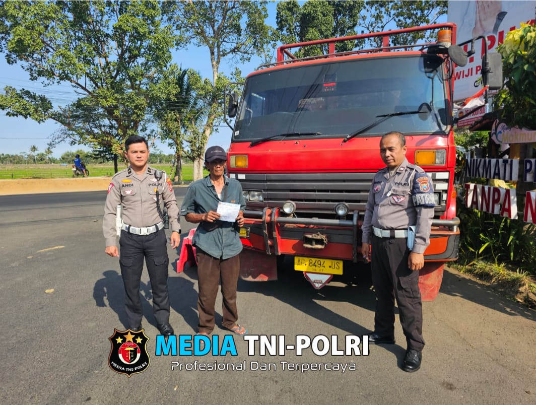Polisi Tindak Tegas Pengendara Truk Overload yang Viral di Malang