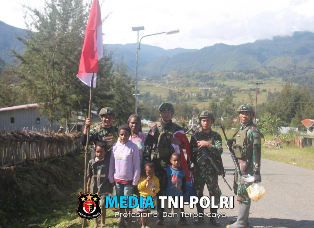Aksi Satgas Yonif 323 Kibarkan Merah Putih di Pedalaman Papua dalam Rangka HUT RI Ke-79
