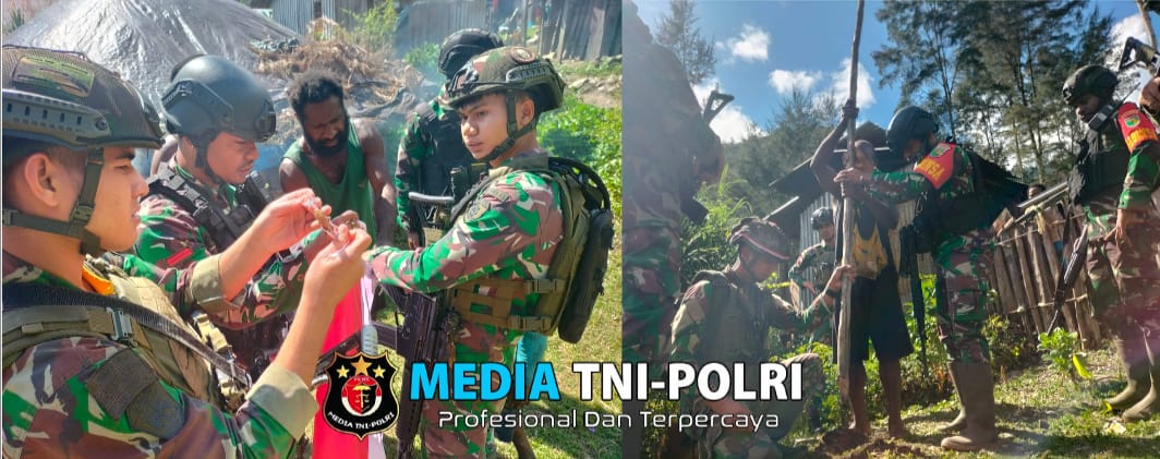 Satgas Yonif 323 Kostrad Bersama Masyarakat Milawak Distrik Beoga Kibarkan Bendera Merah Putih di Depan Rumah – Rumah Warga