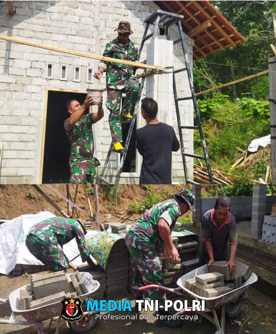 Tak Kenal Lelah, Babinsa Koramil Gandusari Bantu Bangun Rumah Warga Binaannya