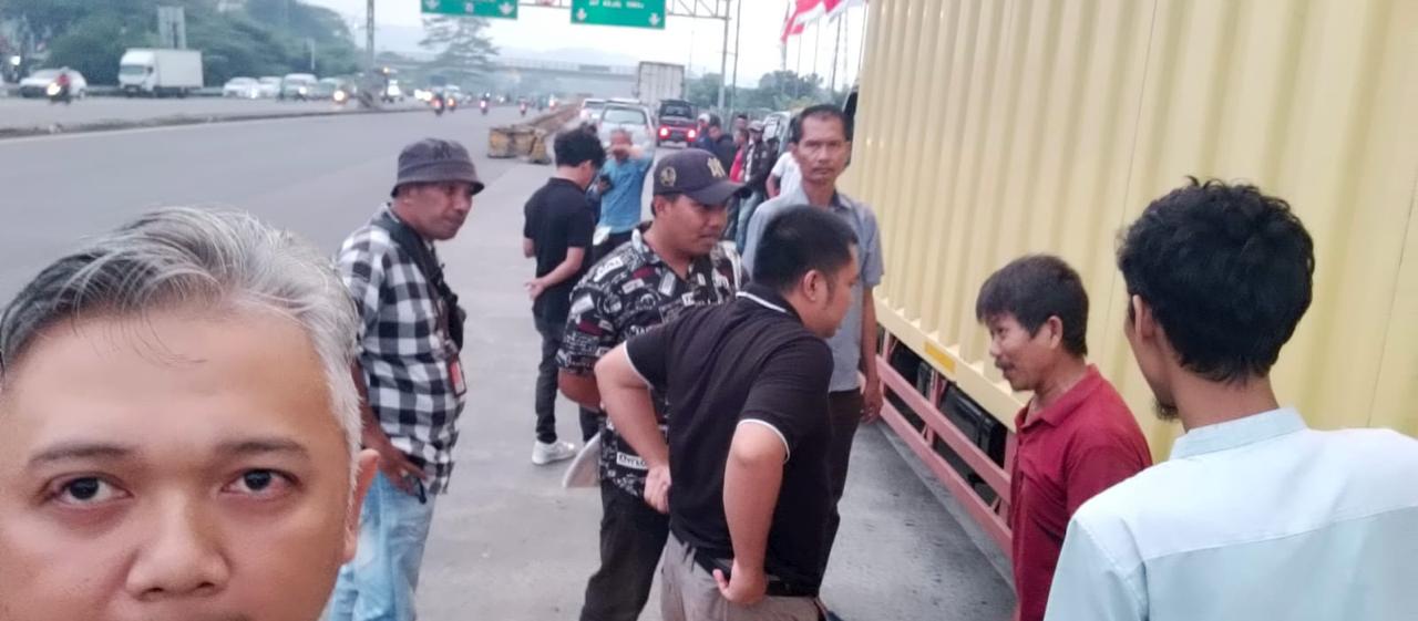 Piket Mako Polsek Ciawi Menindaklanjuti adanya Penghentian paksa mobil BOX di Pintu Tol Ciawi arah Jakarta