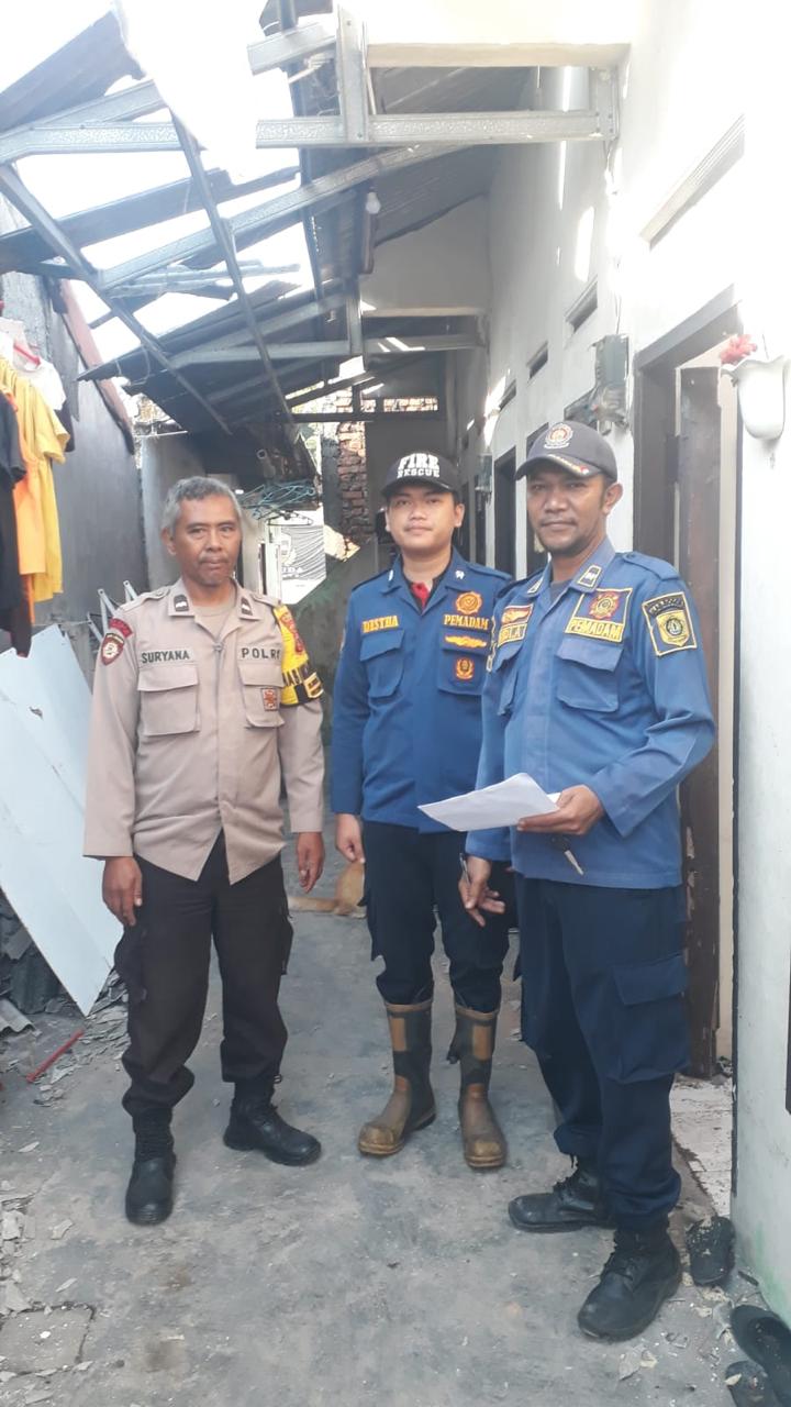 Polsek Ciomas Cek Lokasi TKP Peristiwa Kebocoran Tabung Gas 12KG, Mengakibatkan Adanya Korban Ledakan Gas