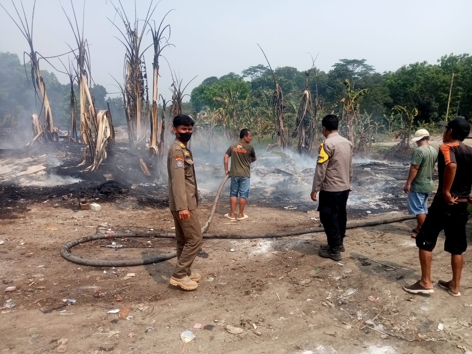 Polsek Rumpin Bersama Instansi Terkait Cek Lolasi TKP Kebakaran Limbah Busa Spring Bed Terjadi di Kampung Sawah, Rumpin