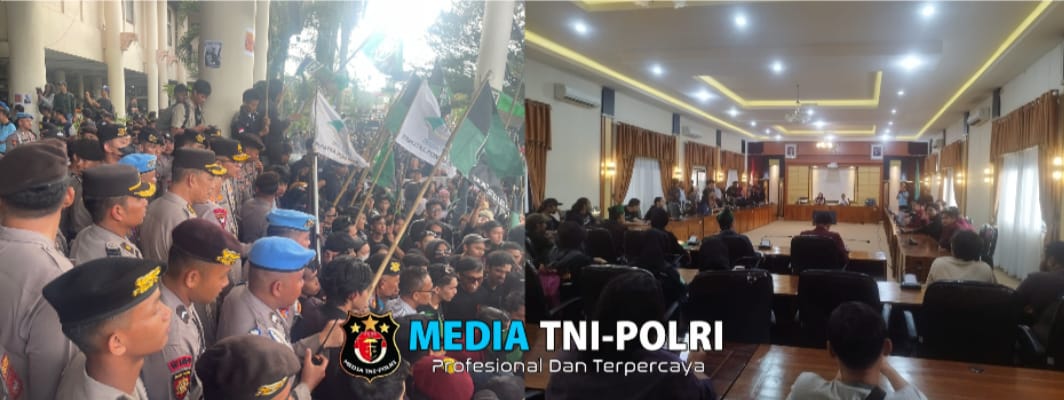 Mahasiswa Gelar Aksi Unjuk Rasa Terkait Penolakan Pengesahan Revisi UU Pilkada dan Mengawal Keputusan MK di Halaman Kantor DPRD Kalbar