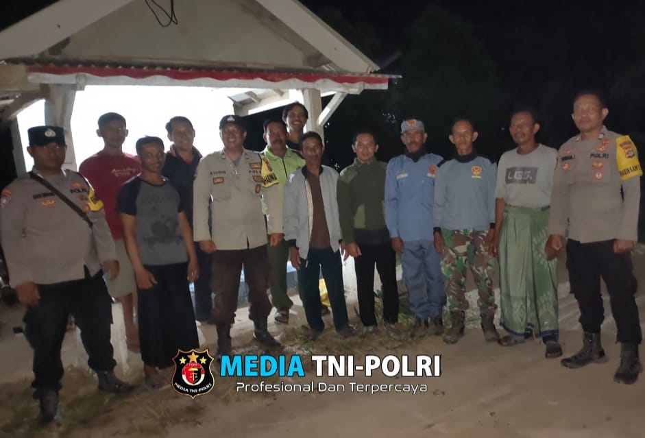 Bhabinkamtibmas Polsek Mesuji Timur Bersama Kepala Desa Pangkal Mas Mulya Sambangi Pos Kamling Sekaligus Patroli Malam di wilayah Binaan