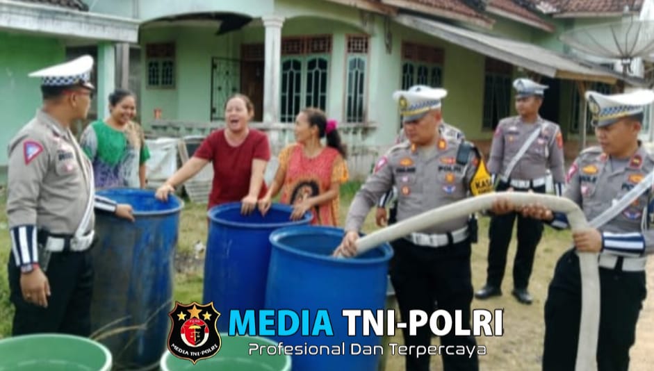 HUT Lalu Lintas Bhayangkara Ke-69, Polisi Salurkan Air Bersih di Km 8 Blambangan Umpu