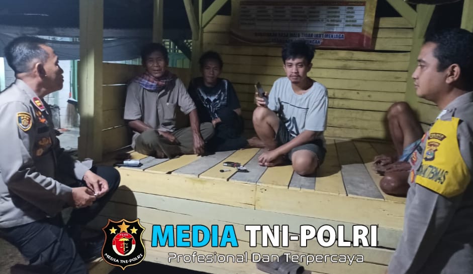 Kapolsek Tanjung Raya Pimpin Laksanakan Giat Rutin Patroli Malam Sekaligus Lakukan pengecekan Pos Kamling di Desa Berasan Makmur