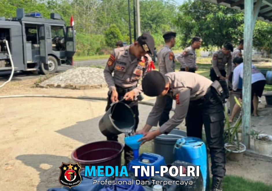 Alami Krisis Air Bersih, Satsamapta Polres Way Kanan Salurkan Air Bersih di KM 8