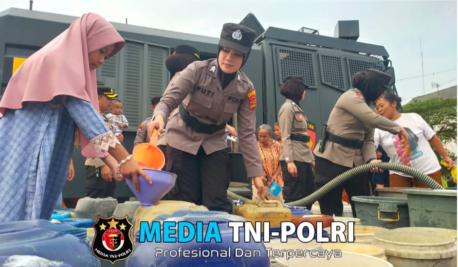 HUT Polwan ke-76, Polresta Bandar Lampung Salurkan Bantuan Air Bersih untuk Warga Way Laga