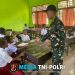 Tumbuh Kembangkan Sekolah, Satgas Yonif 762/VYS Bagikan Buku Tulis Kepada SD Inpres 29 Metnayam