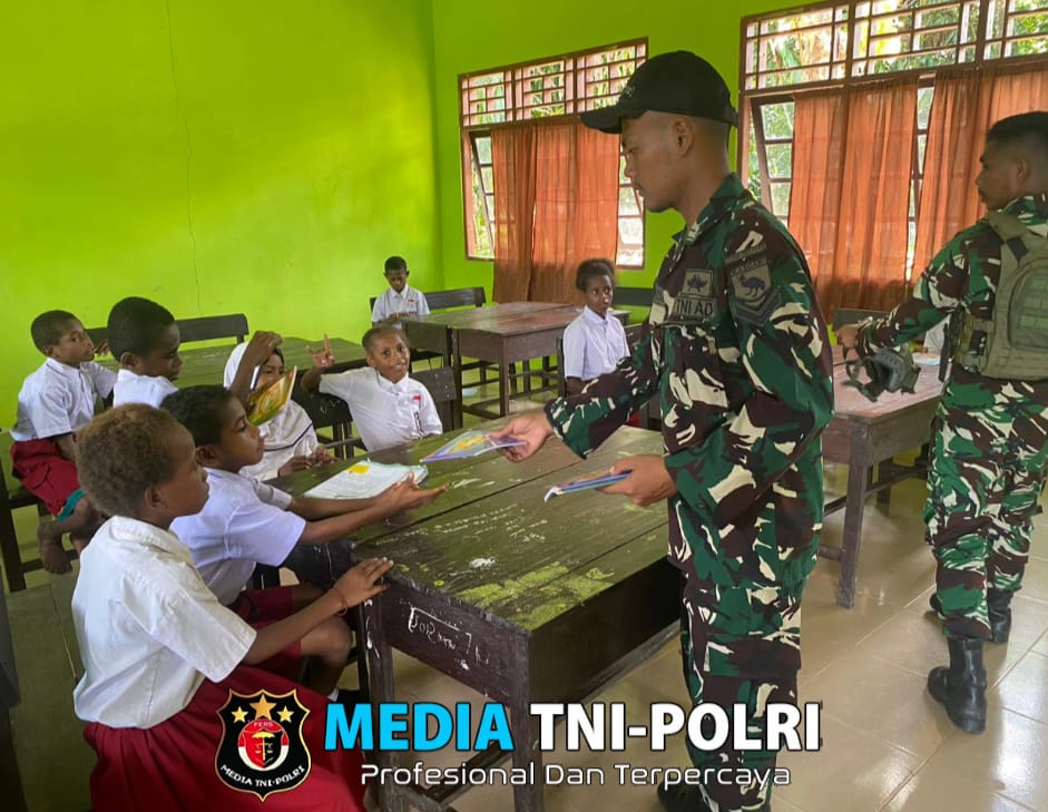 Tumbuh Kembangkan Sekolah, Satgas Yonif 762/VYS Bagikan Buku Tulis Kepada SD Inpres 29 Metnayam