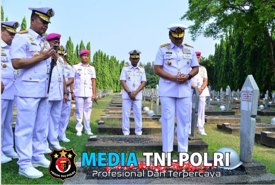 Jelang HUT Ke-79 TNI AL, Kasal Pimpin Ziarah Ke Tamam Makam Pahlawan Nasional