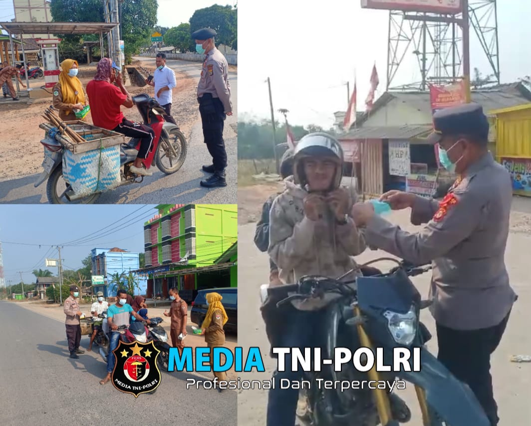Dinas Kesehatan PKM Bersama Personil Polsek Tanjung Raya, Bagikan Masker Kepada Masyarakat yang Lewat Guna Antisipasi Polusi Debu dan Asap di Musim Kamarau