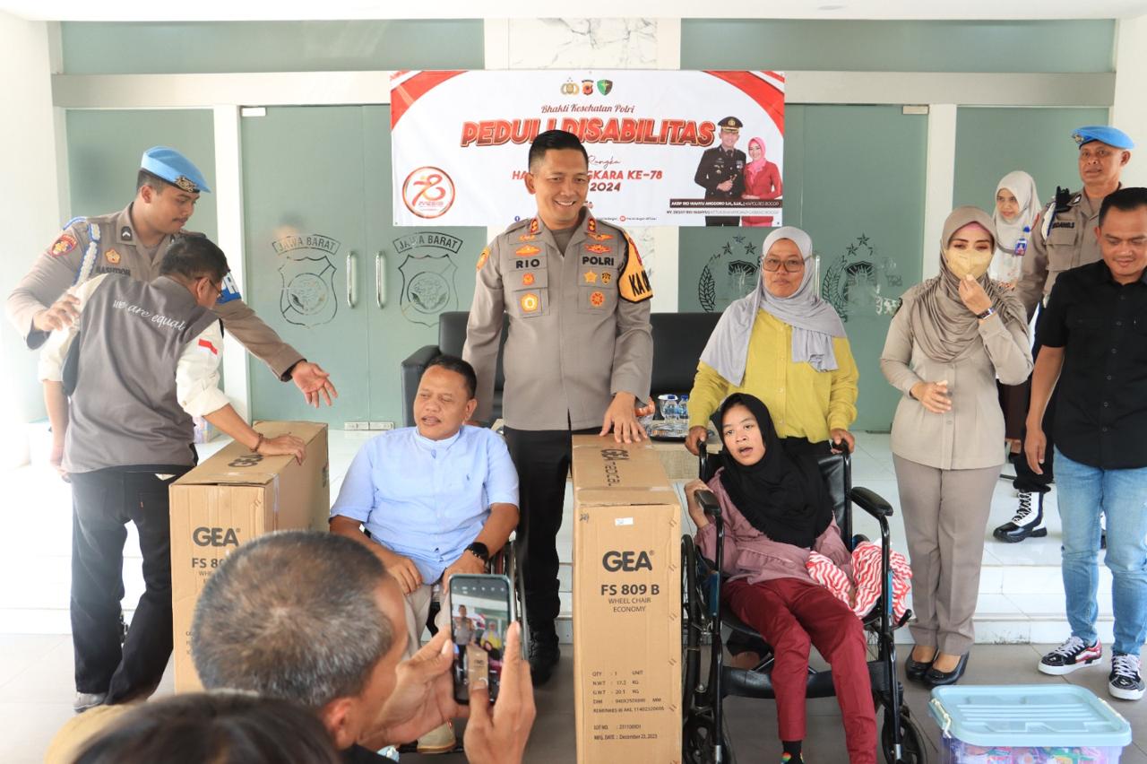 Kapolres Bogor Dalam Rangka Silaturahmi Kamtibmas dan Cooling System Memberikan Bantuan Kepada Penyandang Disabilitas