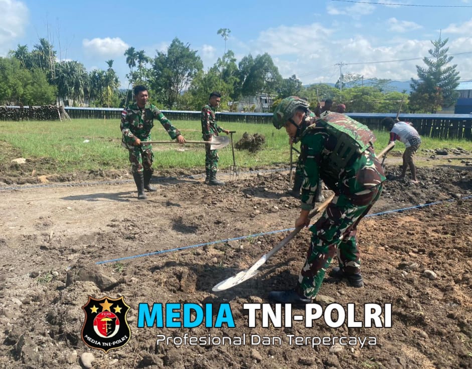 Bermandikan keringat dan semangat, Pos Elelim Satgas 641/Bru bantu perbaiki jalan di Distrik Elelim Papua Pegunungan