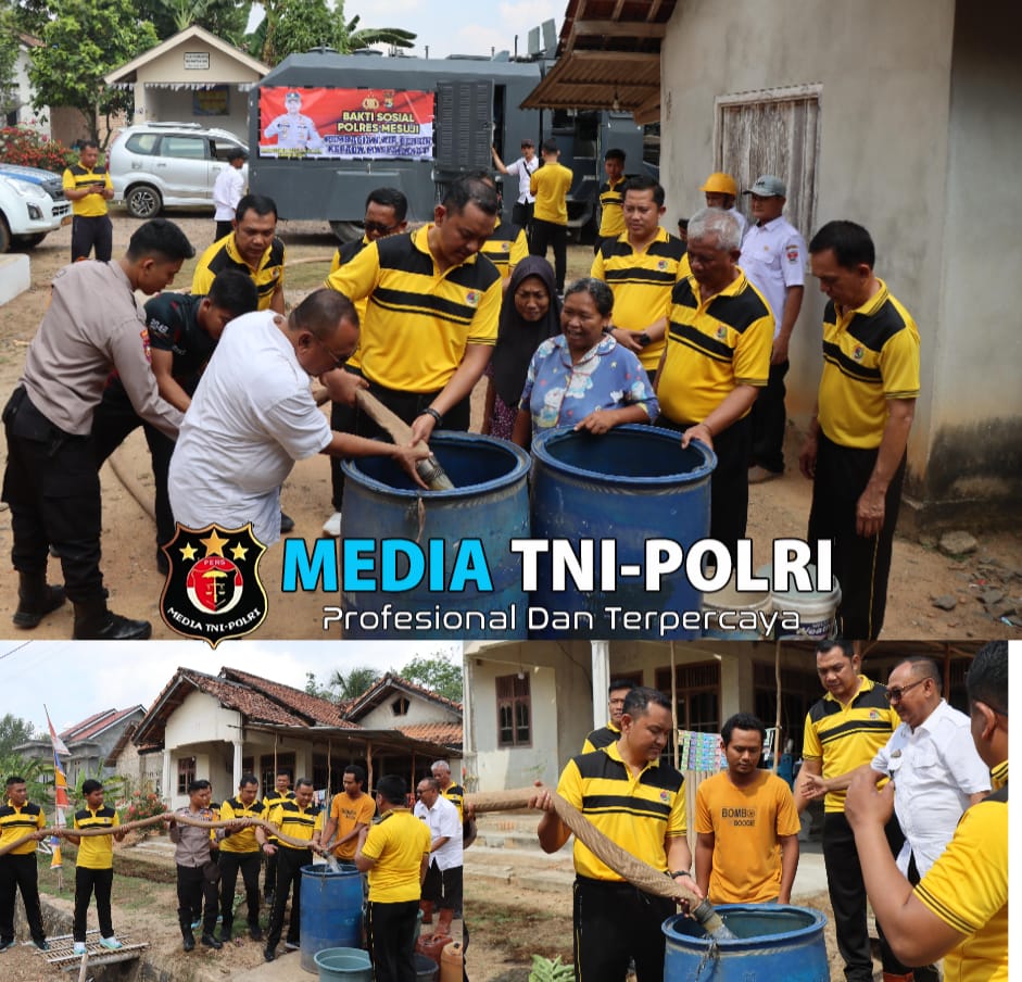 Kapolres Mesuji AKBP Muhammad Harris dan Para PJU Usai Olahraga Kembali Salurkan Bantuan Air Bersih Kepada Warga Desa Agung Batin