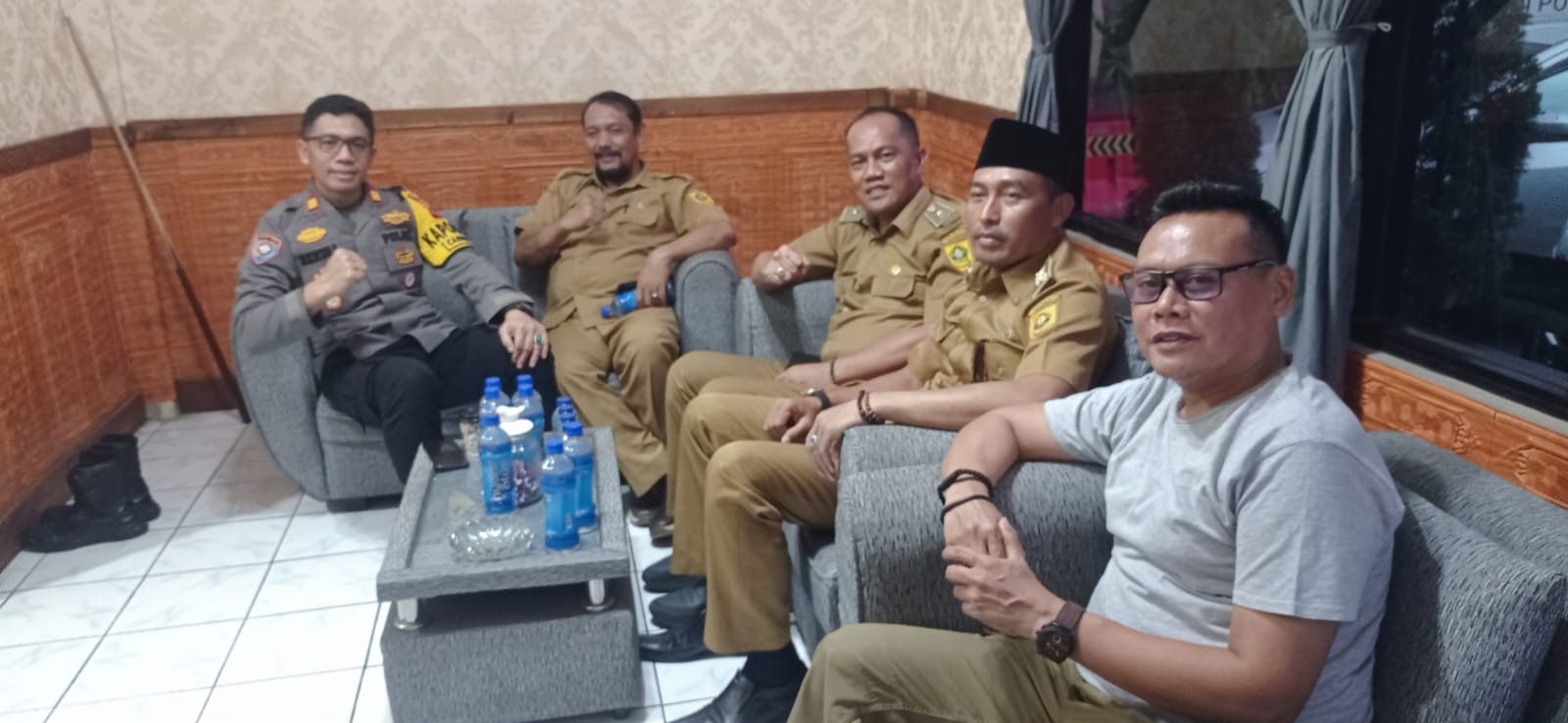 Kapolsek Caringin Jelang PILKADA 2024 Serentak Llakukan Silaturahmi Kamtibmas Bersama Para KADES Kecamatan Caringin Kabupaten Bogor