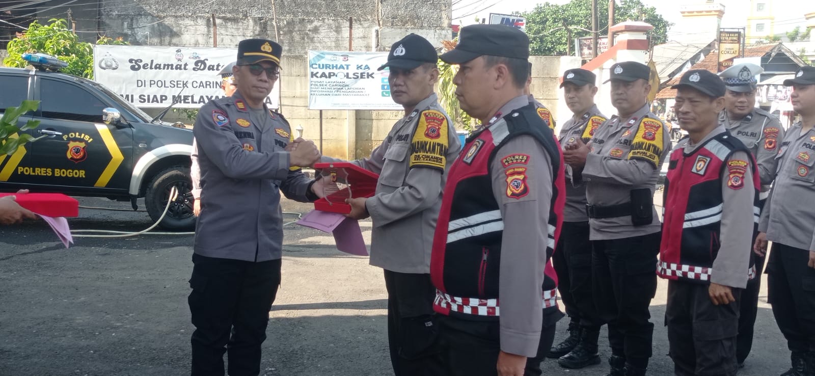 Kapolsek Caringin Berikan Reward Kepada Anggotanya Atas Kinerjanya