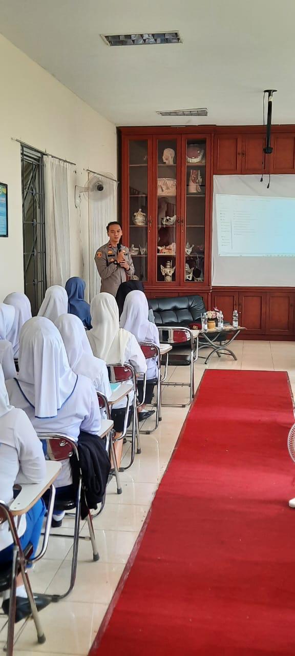 Panit Reskrim Polsek Cisarua Berikan Arahan Bela Negara Di Kegiatan Kuliah Umum Perkenalan Kehidupan Kampus Bagi Mahasiswa Baru (PKKMB) Akademi Kebidanan Al Ihklas Cisarua Kab.Bogor