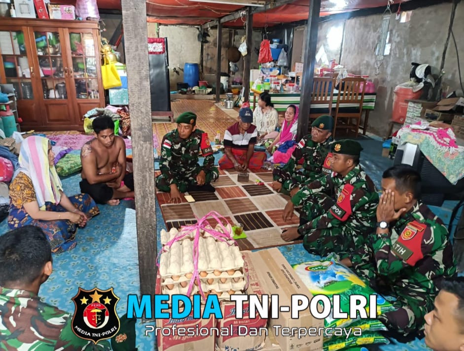 Beri Bantuan Sembako, Wujud Kepedulian Satgas Pamtas Yonarmed 11 Kostrad Terhadap Korban Kebakaran