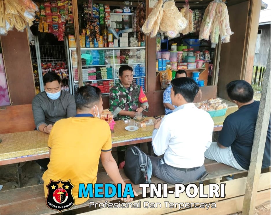 Manfaatkan Warung Kopi Babinsa Lakukan Komsos Bersama Warganya