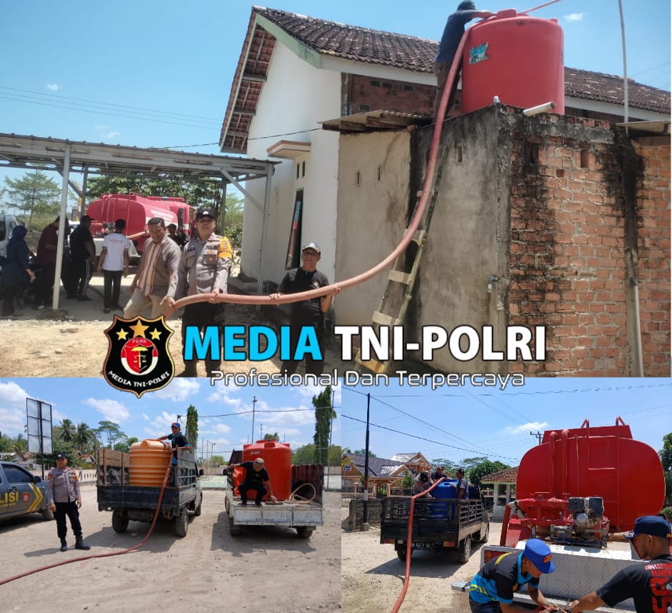 Polsek Tanjung Raya Polres Mesuji Bersama Dinas Pemadam Kebakaran Memberikan Bantuan Air Bersih Kepada Warga Kecamatan Tanjung Raya
