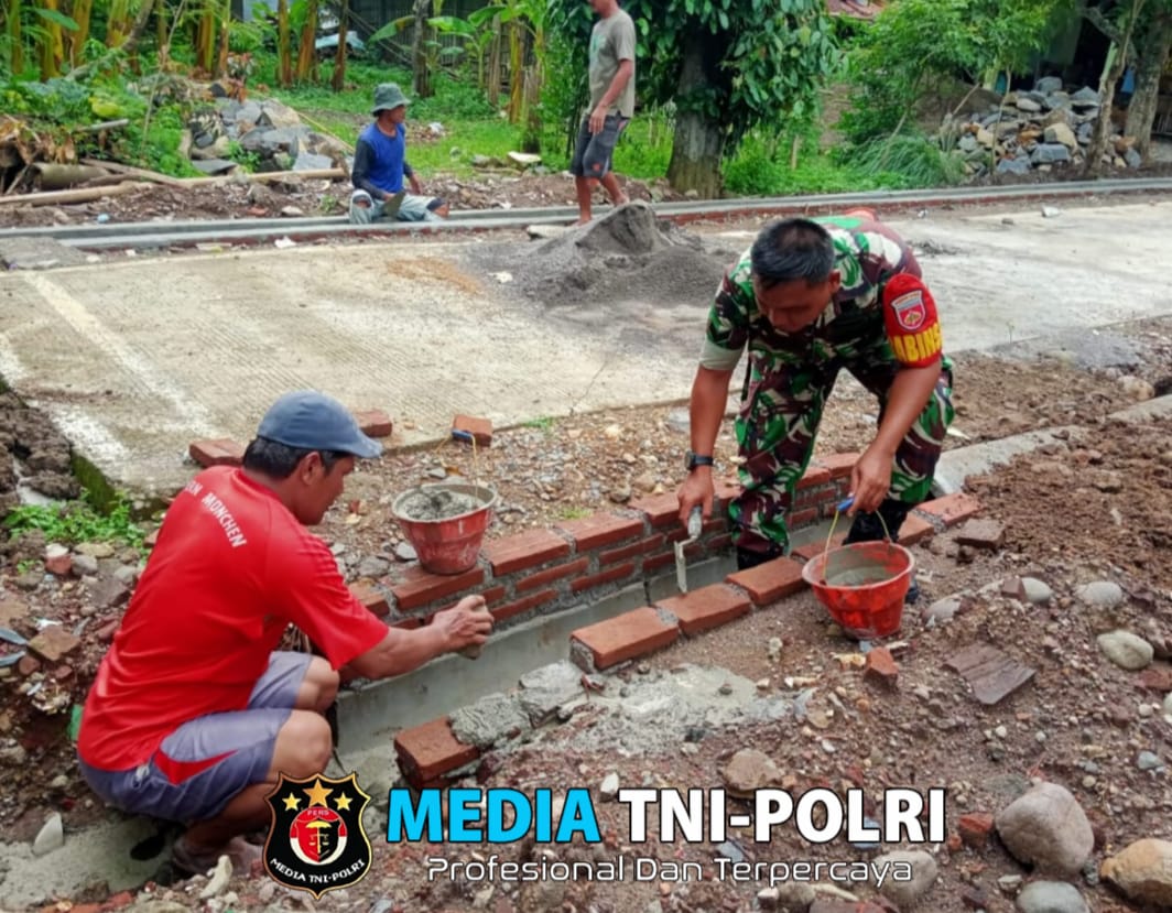Supodo Bersama Warga, Gotong Royong Bangun Talud Jalan Desa