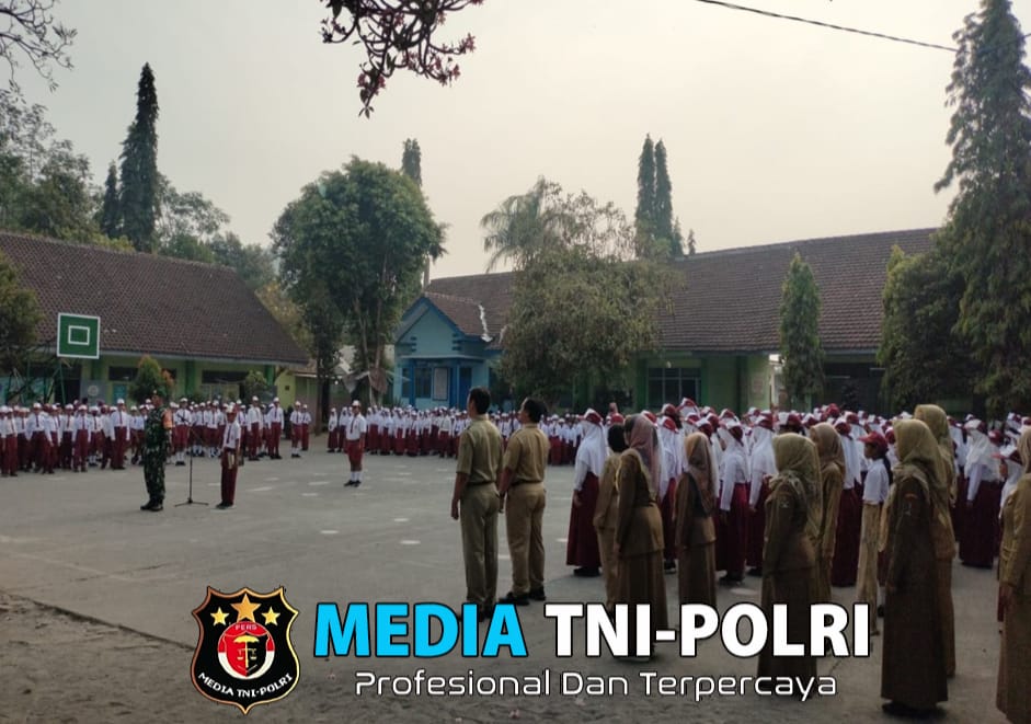 Babinsa Kelurahan Srengat, Memimpin Upacara Bendera di UPT SD Negeri Srengat 1