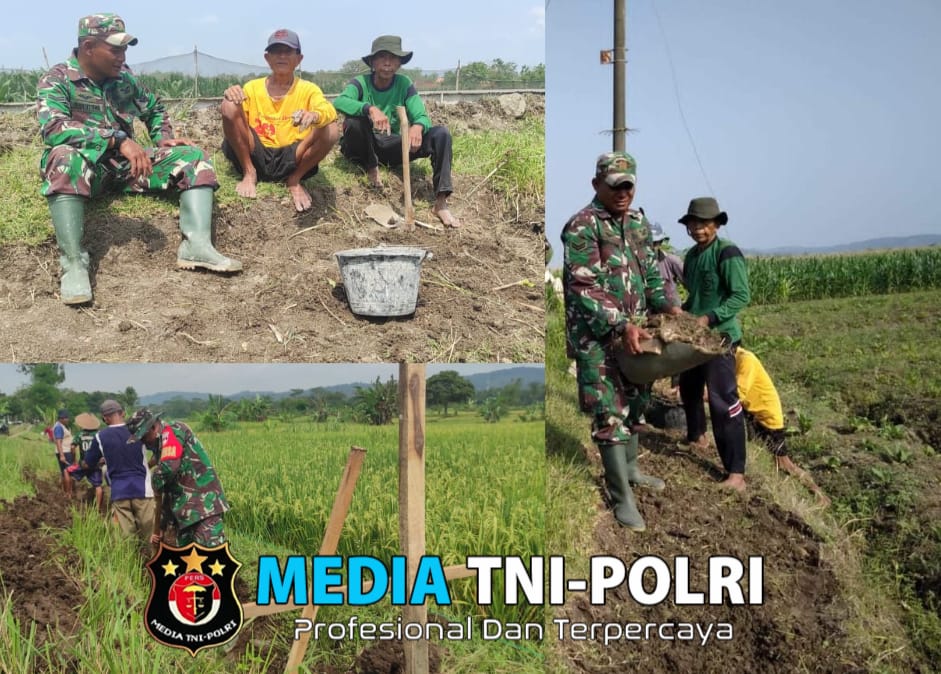 Babinsa Simo Bantu Warga Perbaiki Saluran Irigasi