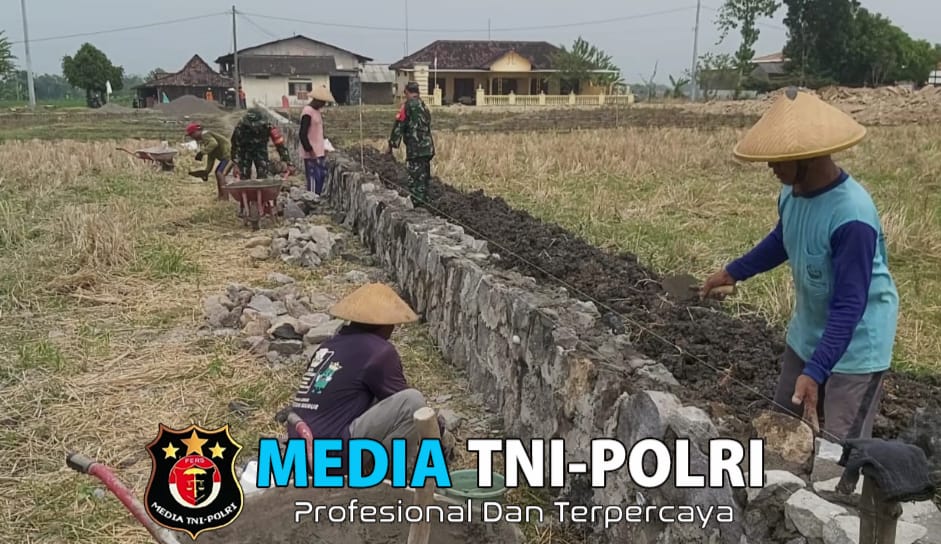 Babinsa Bersama Warga Bangun Talud Irigasi