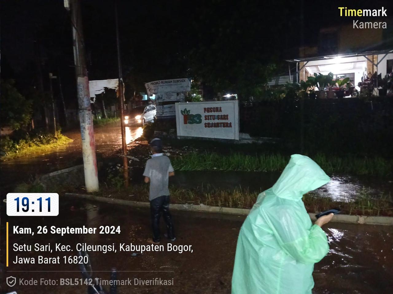 Polsek Cileungsi Bersama Instansi Terkait Lakukan Pengecekan Adanya Banjir yang Berlokasi Diperumahan Wilayah Desa Situsari Kec. Cileungsi Akibat Curah Hujan yang Deras