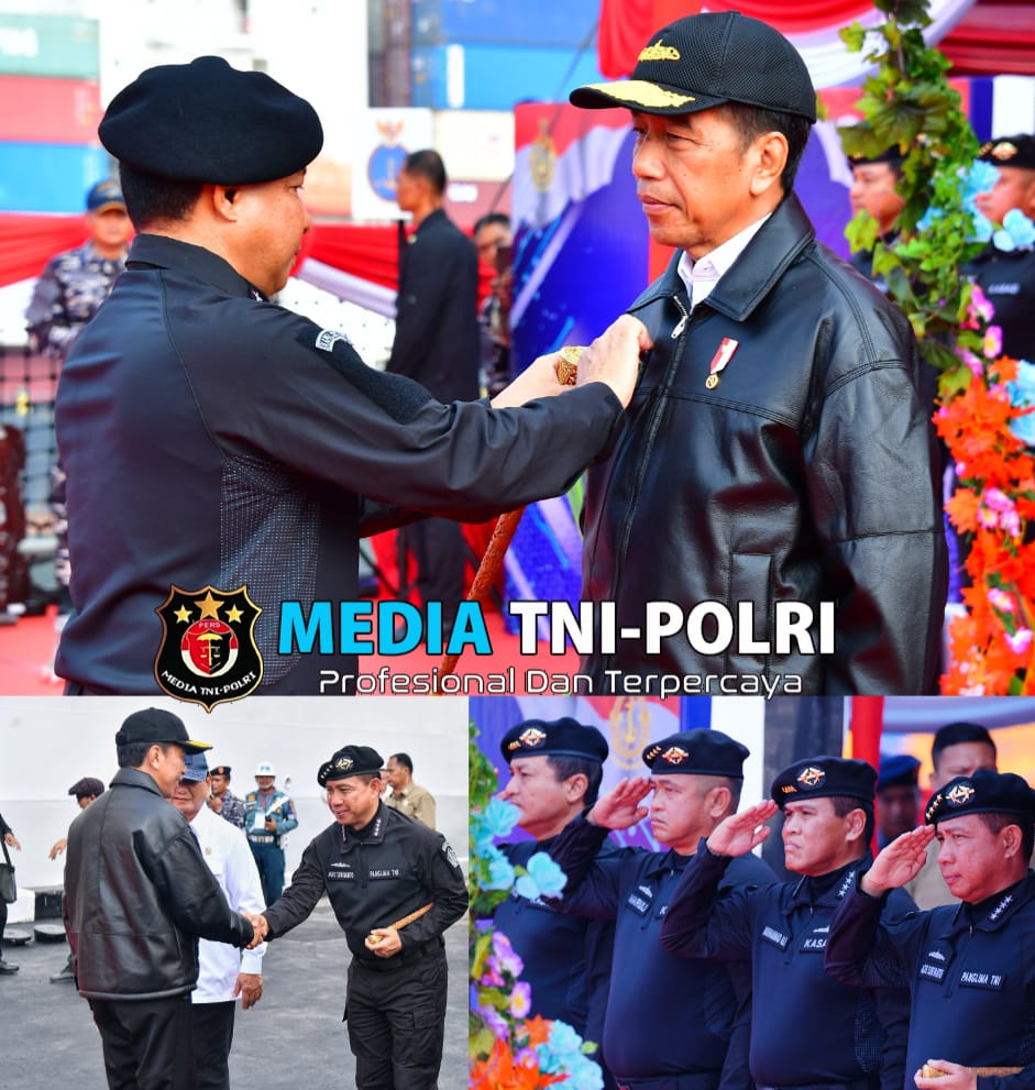 Panglima TNI Sematkan Brevet Kehormatan Hiu Kencana Kepada Presiden RI di atas KRI RJW-992