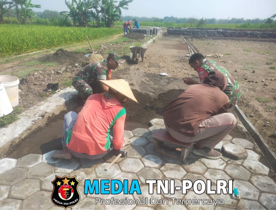 Sertu Heriyanto Berikan Sentuhan Nyata, Bantu Masyarakat Pasang Paving Blok Jalan