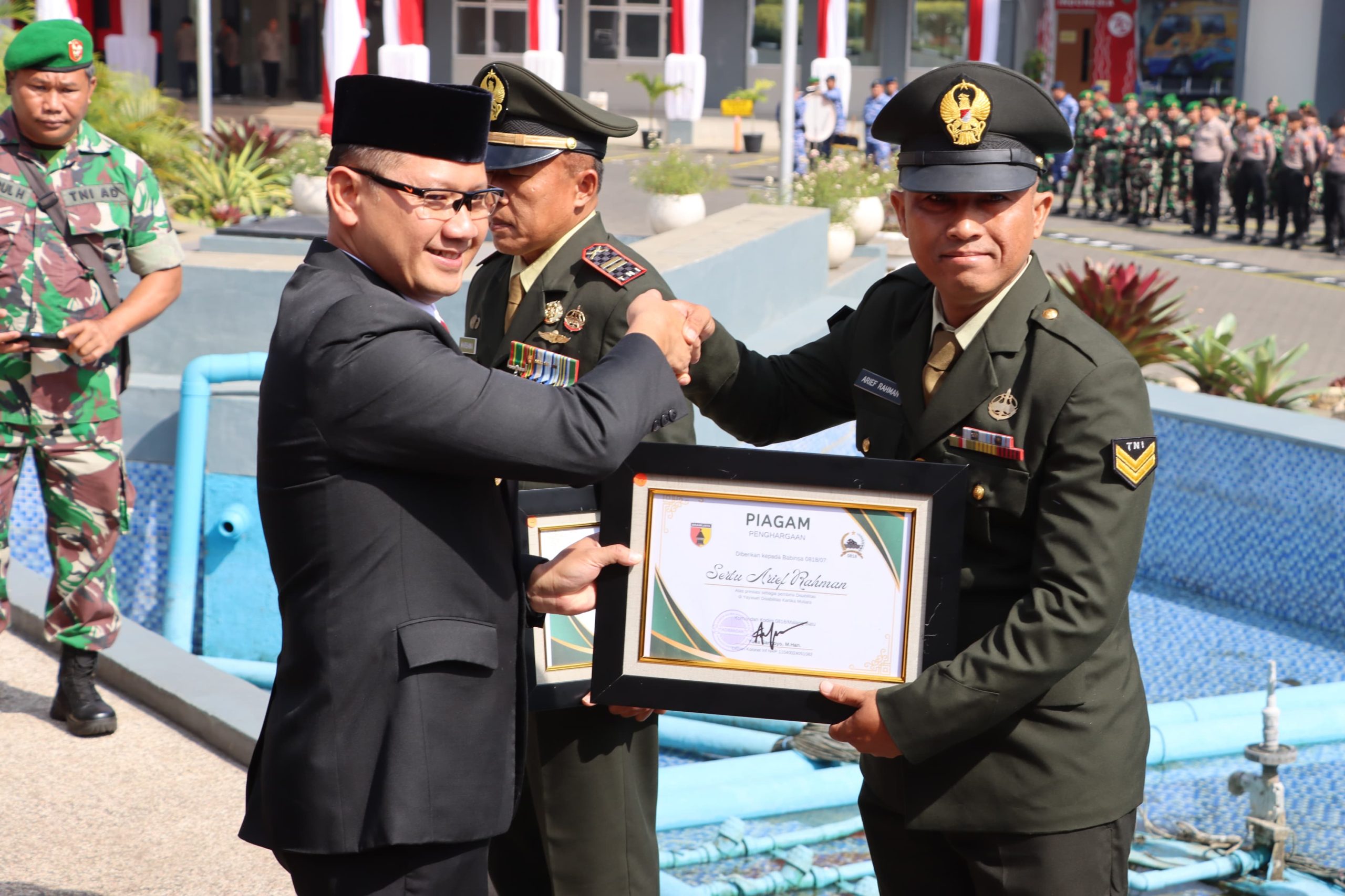Kontribusi Sosial Luar Biasa, Dua Prajurit Kodim 0818 mendapat piagam penghargaan