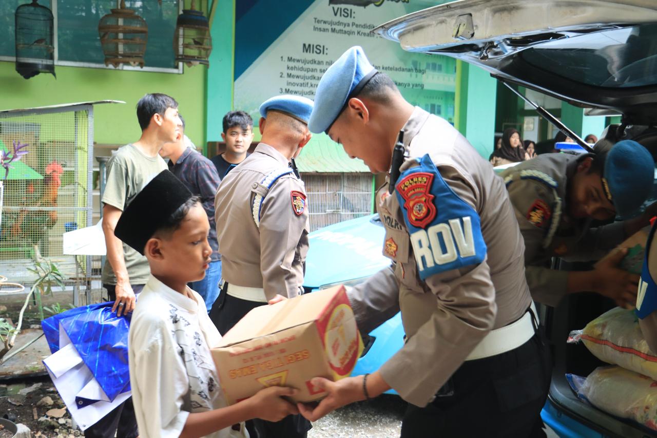 Giat Cooling System Sie Propam Polres Bogor Bakti Sosial di Yayasan  Yatim Piatu Arsyada