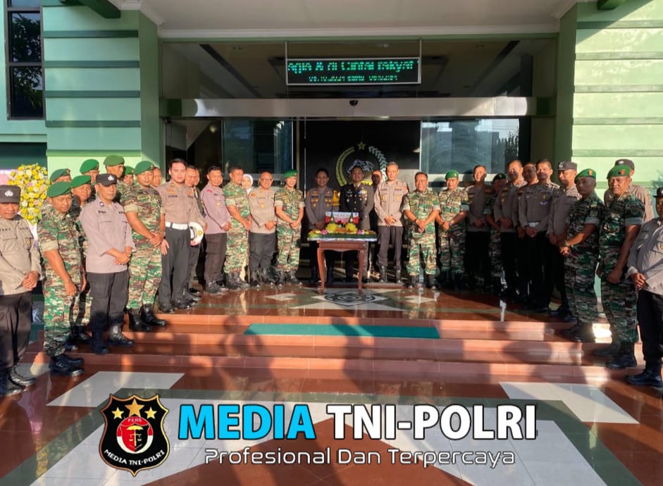 Kodim 0818/Malang-Batu Terima Kejutan Tumpeng dari Polres Malang di HUT TNI ke-79