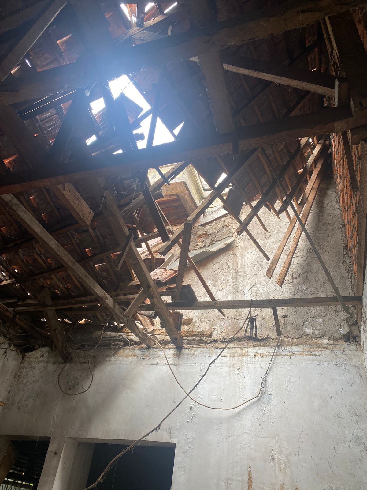 Polsek Ciawi Bersama Instansi Terkait Cek Lokasi TKP Musibah Bencana Alam Akibat Curah Hujan Tinggi Atap Rumah Warga Ambruk