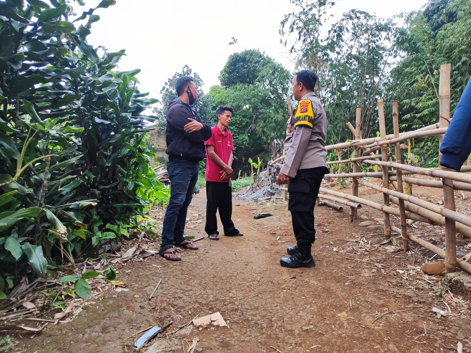 Polsek Cibinong Tindak Lanjuti Cek Lokasi TKP Dari Berita Viral Ada Perbuatan Asusila/ Perbuatan Tidak Senonoh Terhadap Siswi Pada Saat Pulang Sekolah 