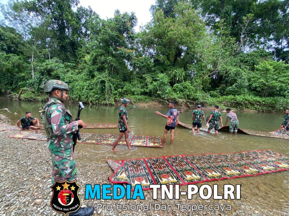 Satgas Yonif 762/VYS Bersihkan Lingkungan di Sekitar Mushola Distrik Yembun