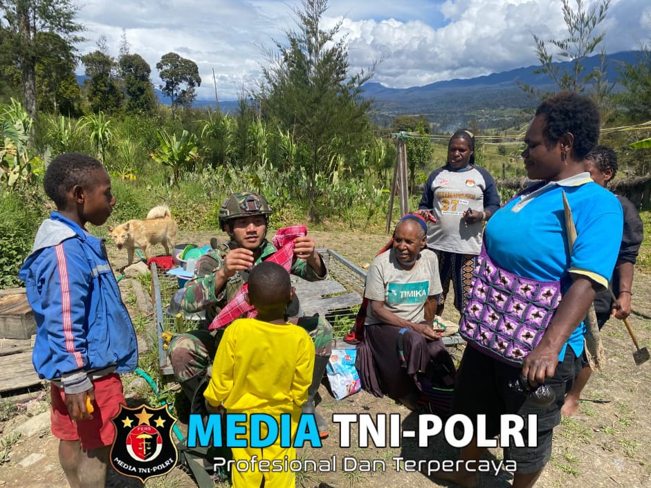 Jenggernok  Residents Showed Their Enthusiasm Receiving Habema’s Free Clothes