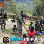 Usai Ibadah Minggu, Satgas Yonif 323 Berbagi Nasi Bungkus dan Makan Bersama Jemaat Gereja Santa Sisilia