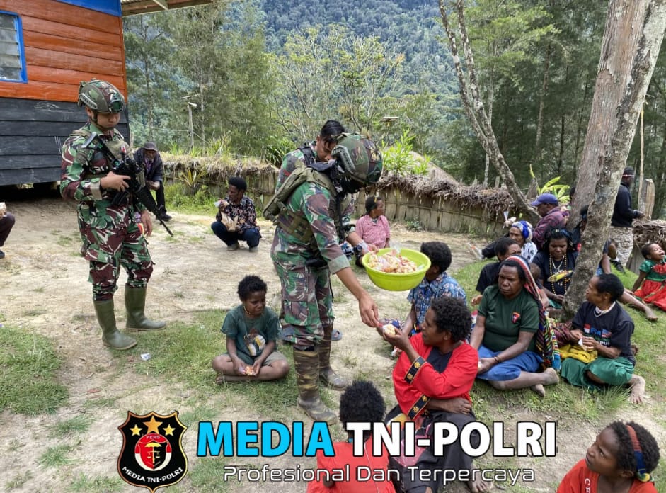 Usai Ibadah Minggu, Satgas Yonif 323 Berbagi Nasi Bungkus dan Makan Bersama Jemaat Gereja Santa Sisilia