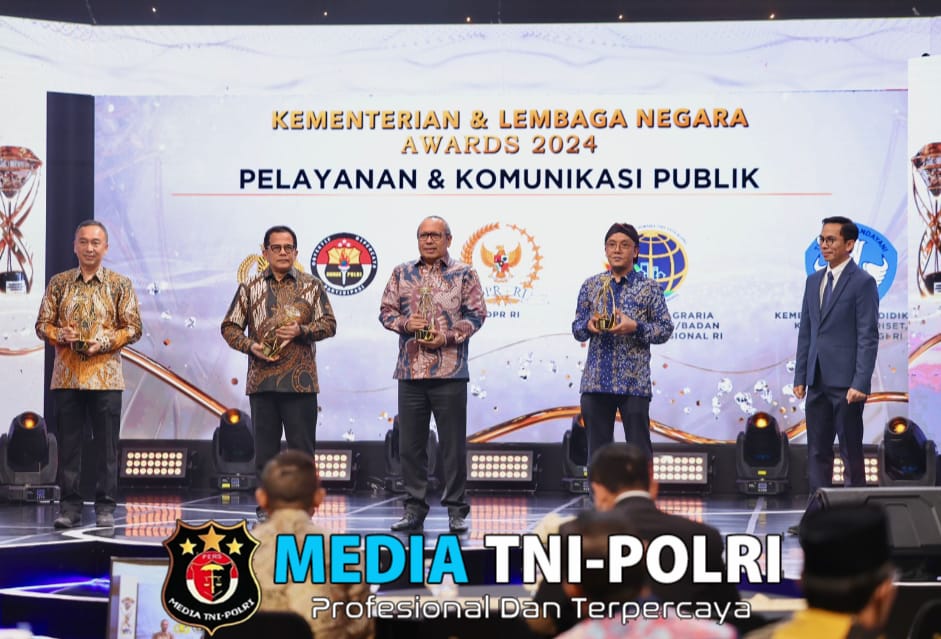 Polri Raih Penghargaan Lembaga Dengan Pelayanan dan Komunikasi Terbaik