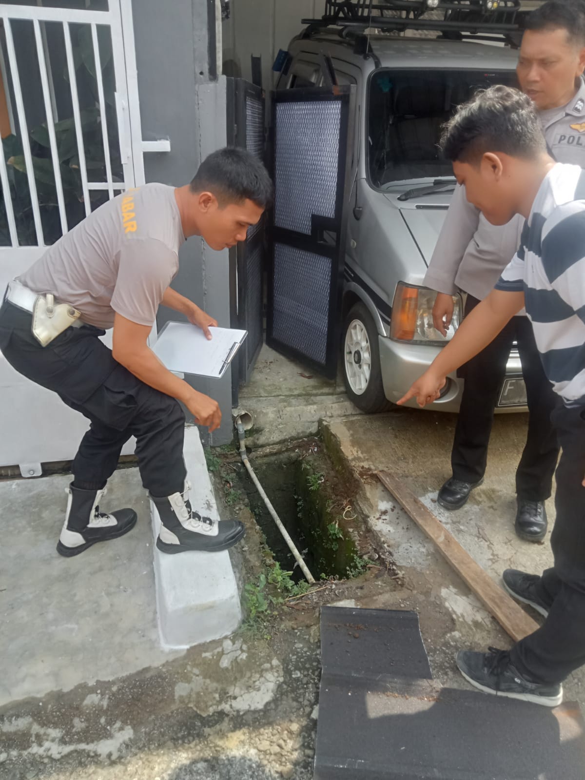 Polsek Ciomas Tindak Lanjuti Adanya Video Viral Pencurian Besi Gorong – Gorong di Perumahan Ciomas Hills