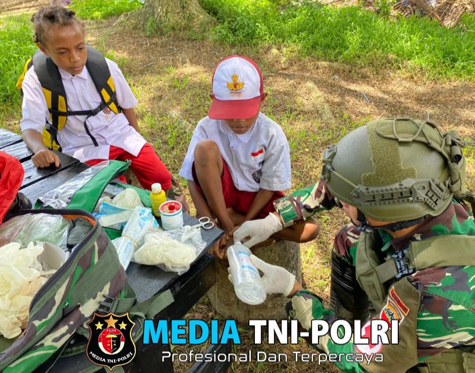 Peduli Kesehatan Masyarakat di Perbatasan RI-PNG, Satgas Yonif 131/BRS Beri Pengobatan Gratis Kepada Masyarakat