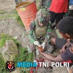 Satgas Yonif 323 Berikan Pertolongan Pertama Masyarakat Yang Terluka Akibat Terkena Parang