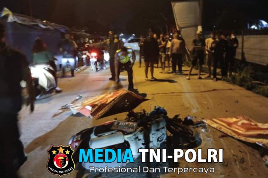 Polsek Citeureup Bersama Unit Laka Lantas Sat Lantas Polres Bogor Tangani Laka Lantas Antara 2 Kendaraan Roda Dua